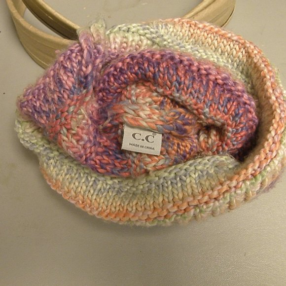 New Womans soft and cozy winter cap - Picture 2 of 2